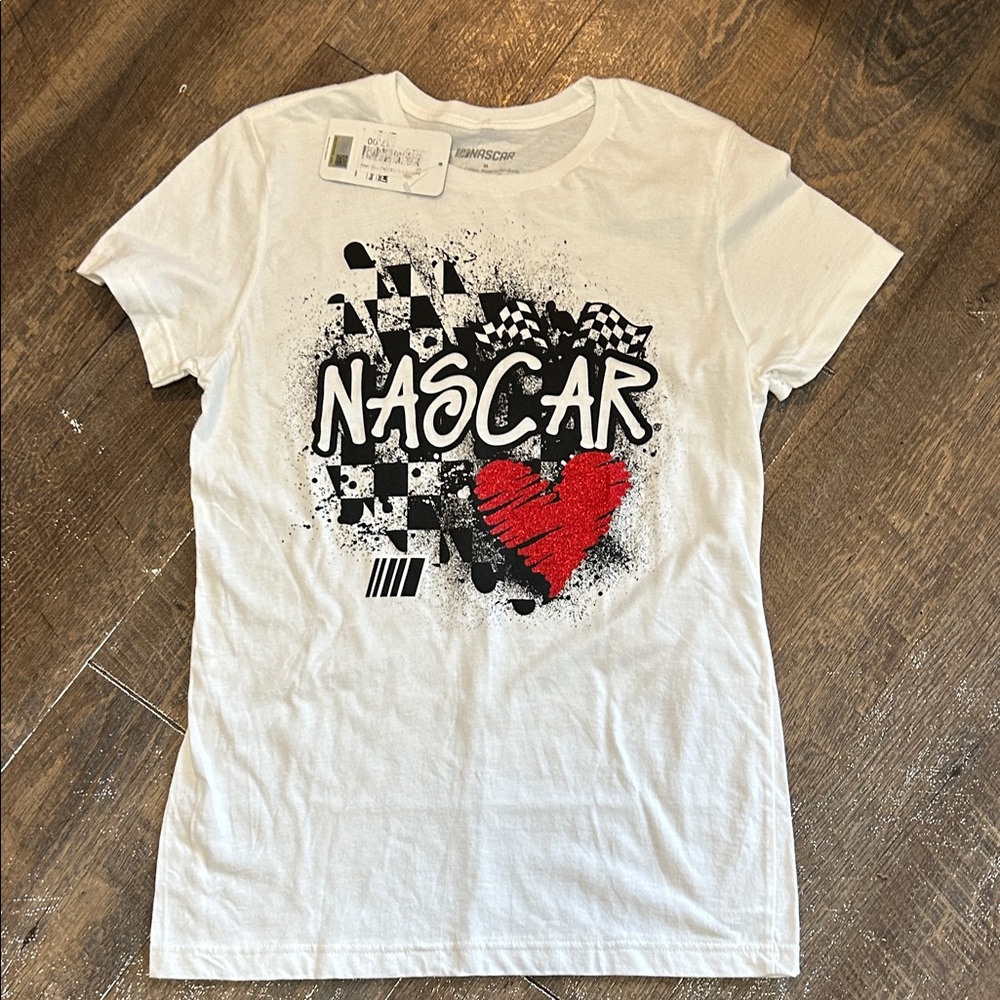 NASCAR‎  Women’s graphic t-shirt featuring a checkered flag red heart Medium NEW